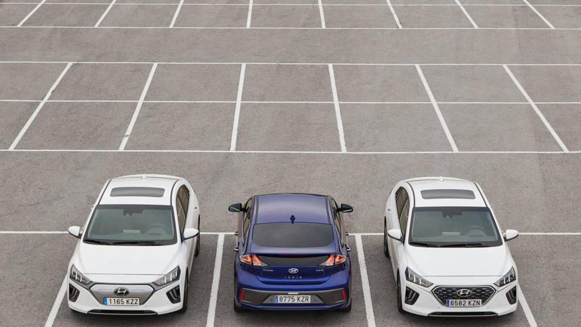 TRIDENTE ELECTRIFICADO. Bajo un mismo modelo surgen tres vehículos con distinto corazón. El primero de la izquierda es el eléctrico puro, que se identifica por la parrilla cerrada del frontal, el híbrido convencional, y el híbrido enchufable, con una nueva parrilla en forma de malla.