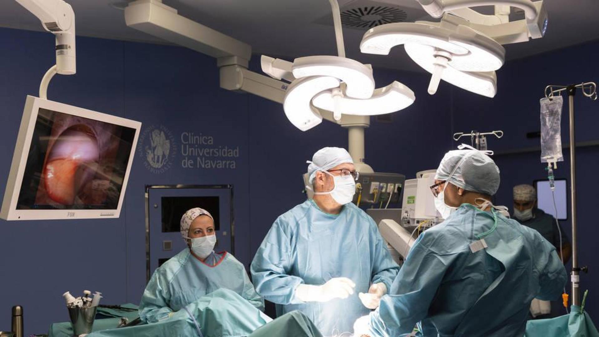 Varios cirujanos operando en la CUN.