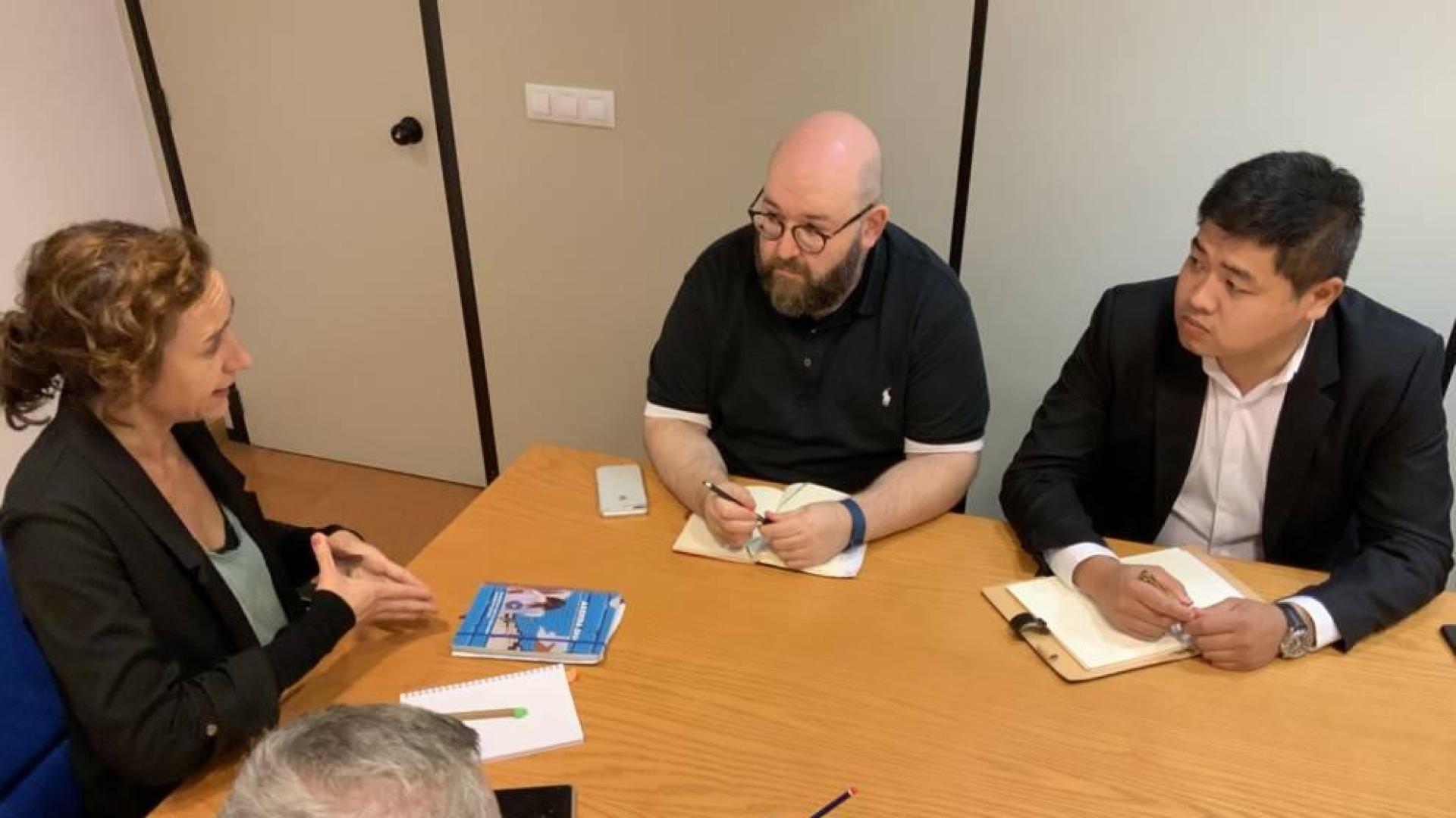 Representantes del Gobierno de Navarra y de la comunidad china en un momento de la reunión.