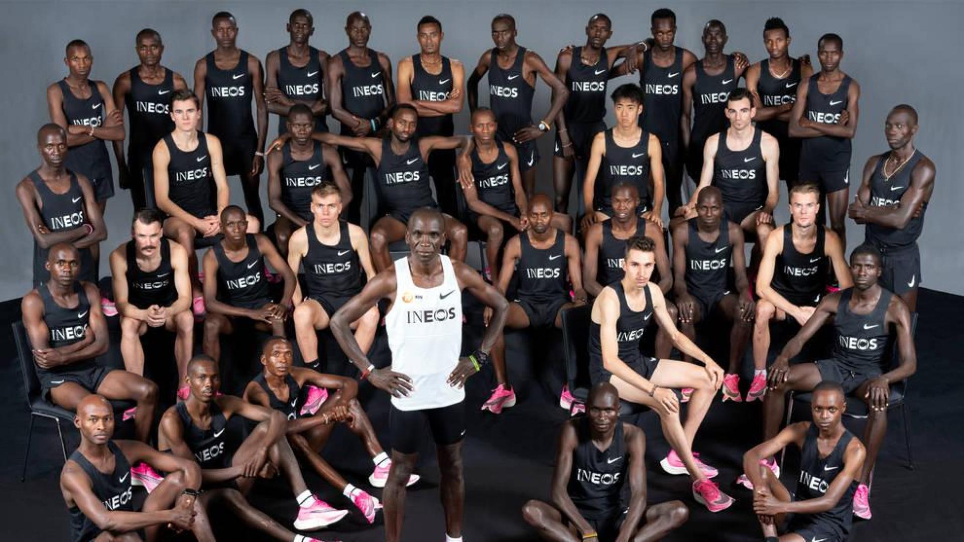 Eliud Kipchoge, rodeado por el equipo de corredores de elite que le arroparán y servirán de referencia ('liebres`) en su reto de este sábado en Viena.