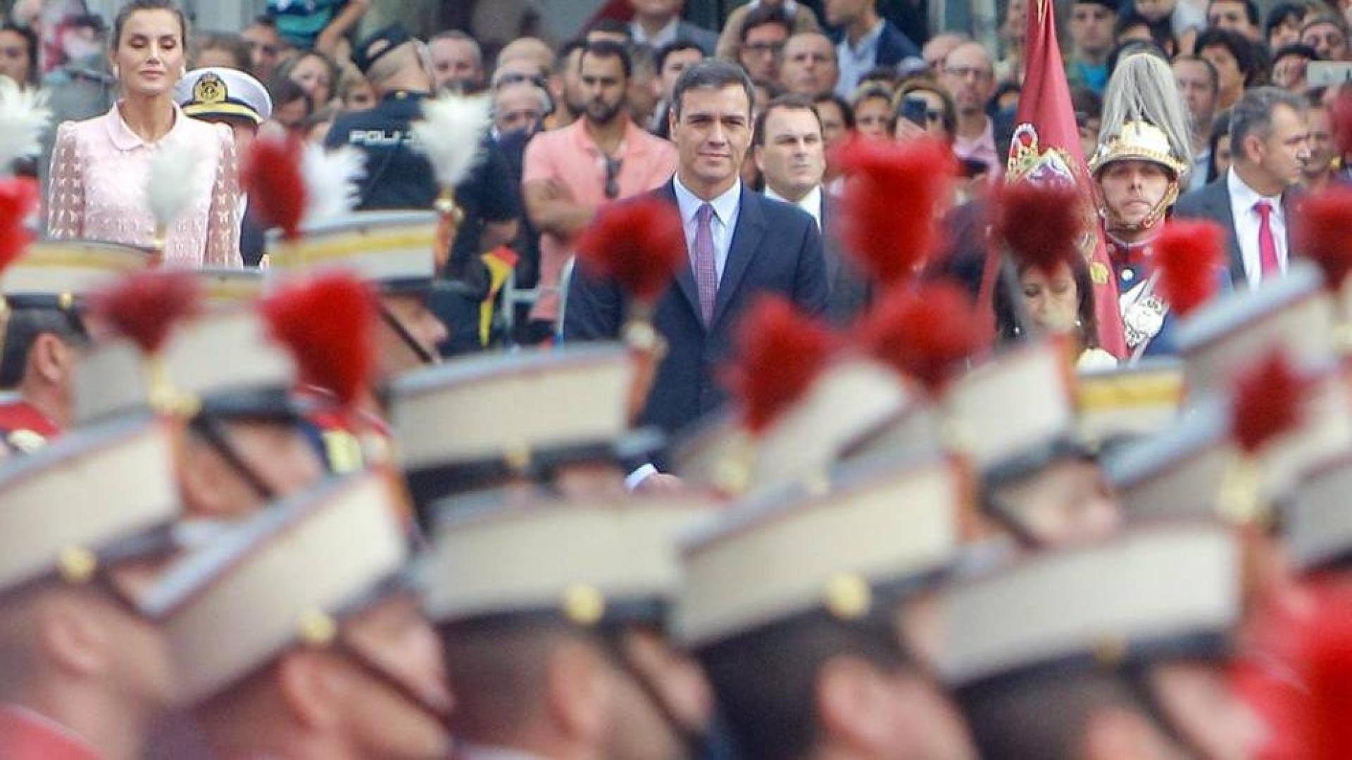Los reyes Felipe y Letizia, acompañados de sus hijas, Leonor y Sofía, han llegado poco antes de las 11.00 horas de este sábado a la Plaza de Lima de Madrid para presidir el desfile del Día de la Fiesta Nacional.