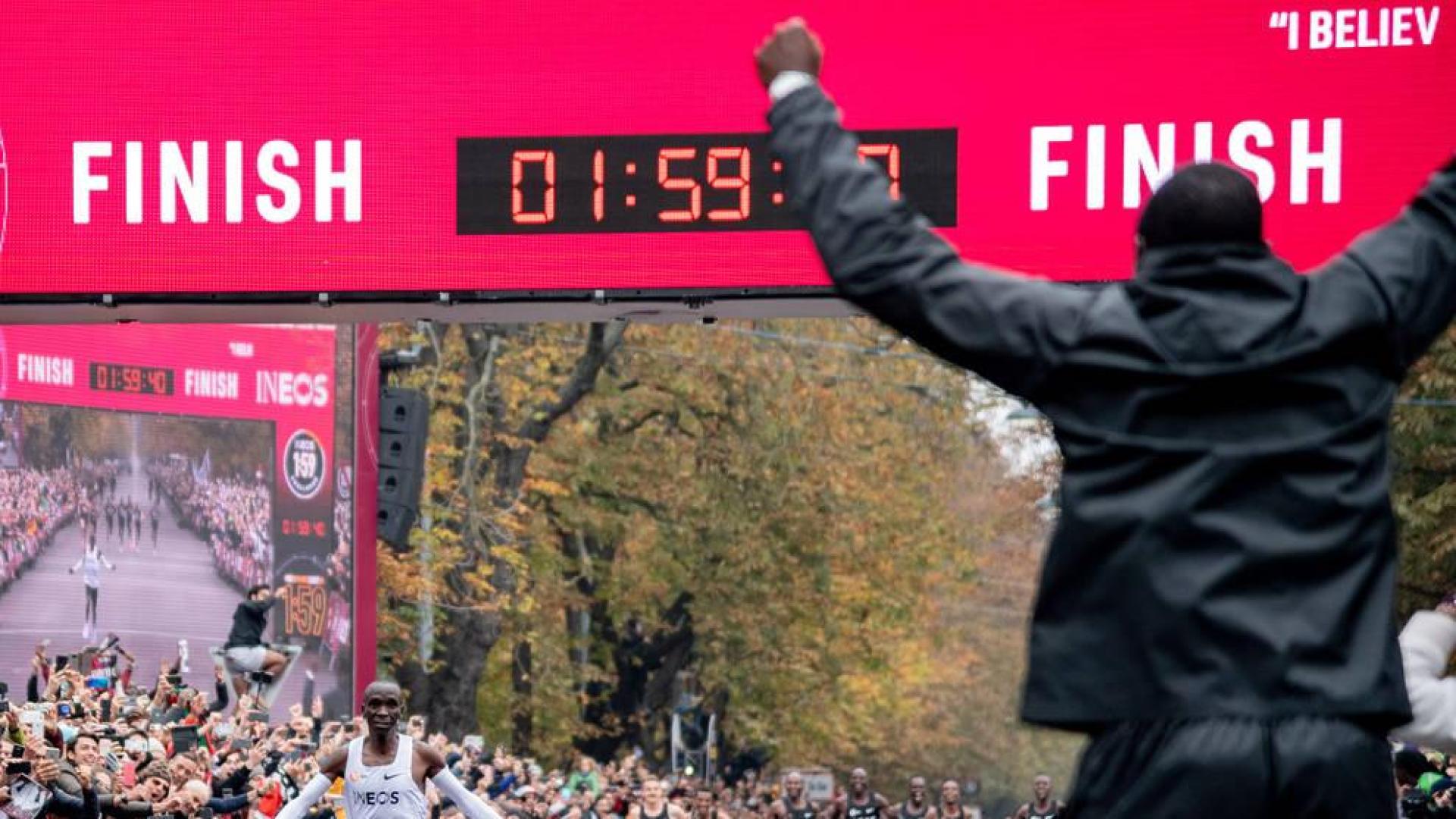 El keniano Eliud Kipchoge derribó este sábado en Viena el legendario muro de las dos horas en maratón