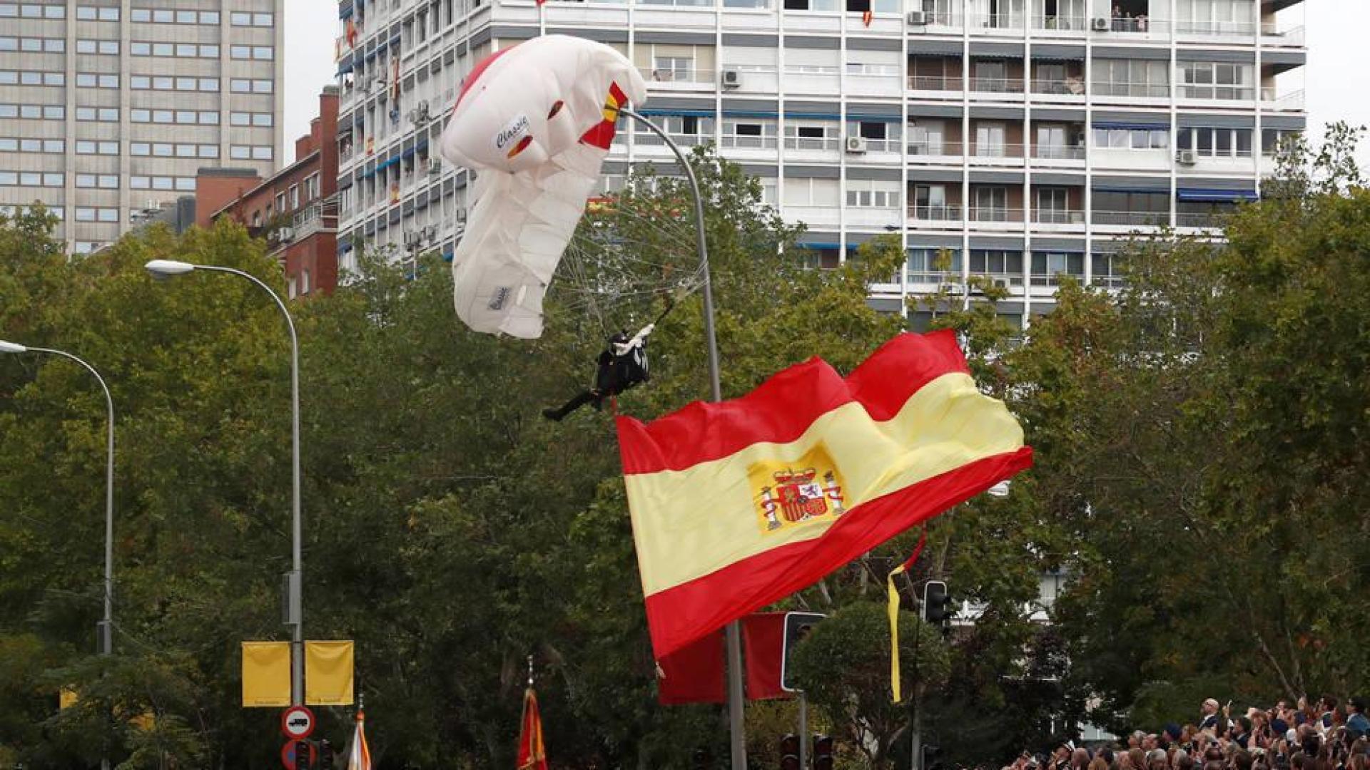 El paracaidista que descendía con la bandera ha quedado colgado durante minutos de la farola