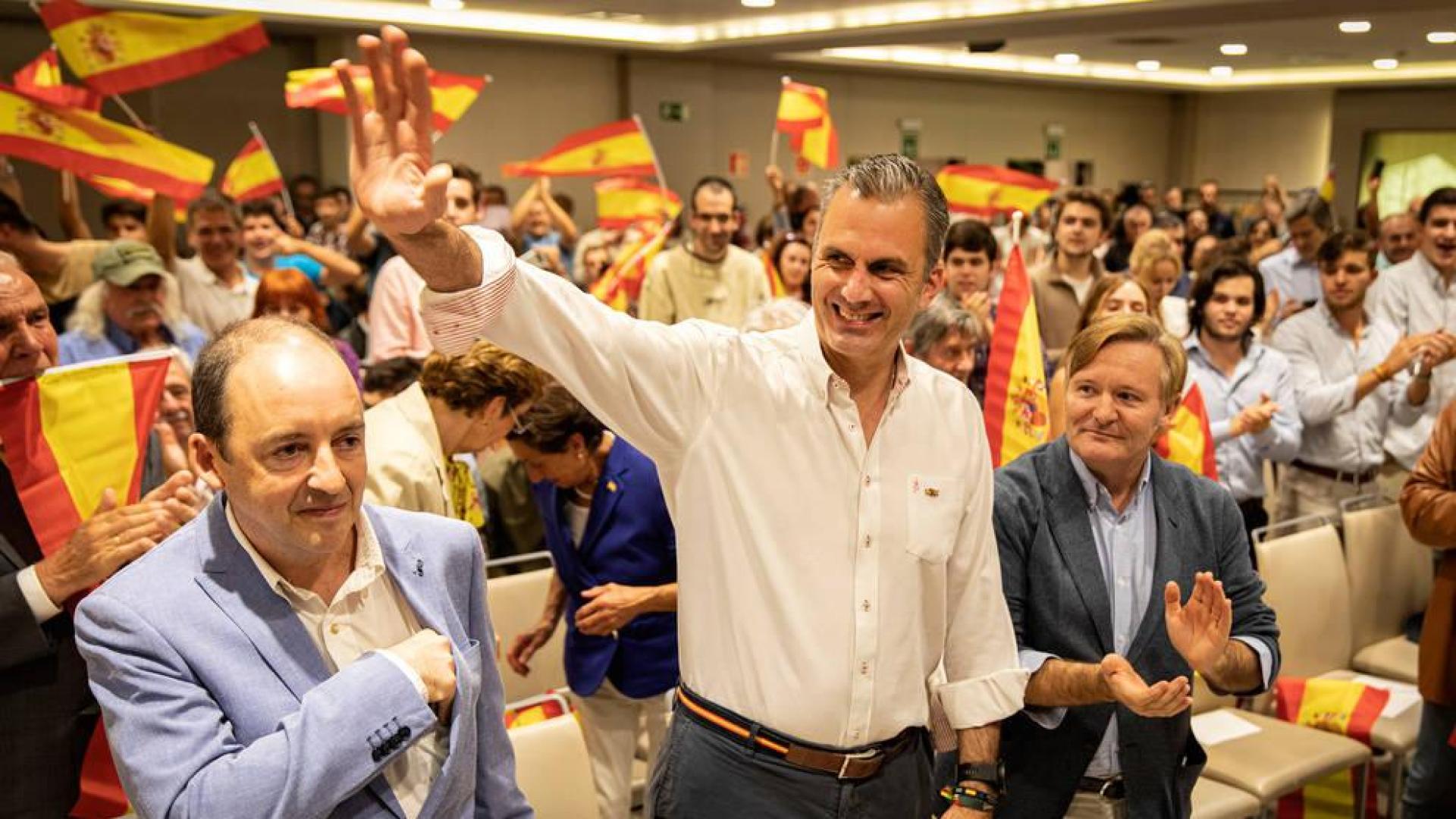 Desde la izda.: Javier Horno, Javier Ortega Smith y Adolfo Alústiza, en el acto de Pamplona.