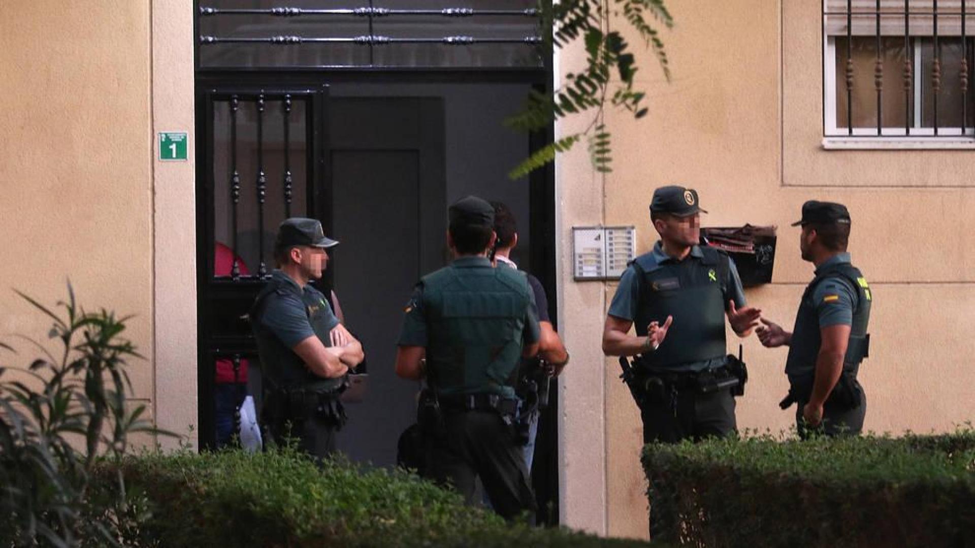 La Guardia Civil registra el domicilio de la mujer de 38 años y nacionalidad española detenida como presunta autora de la muerte de su hijo de siete años edad.