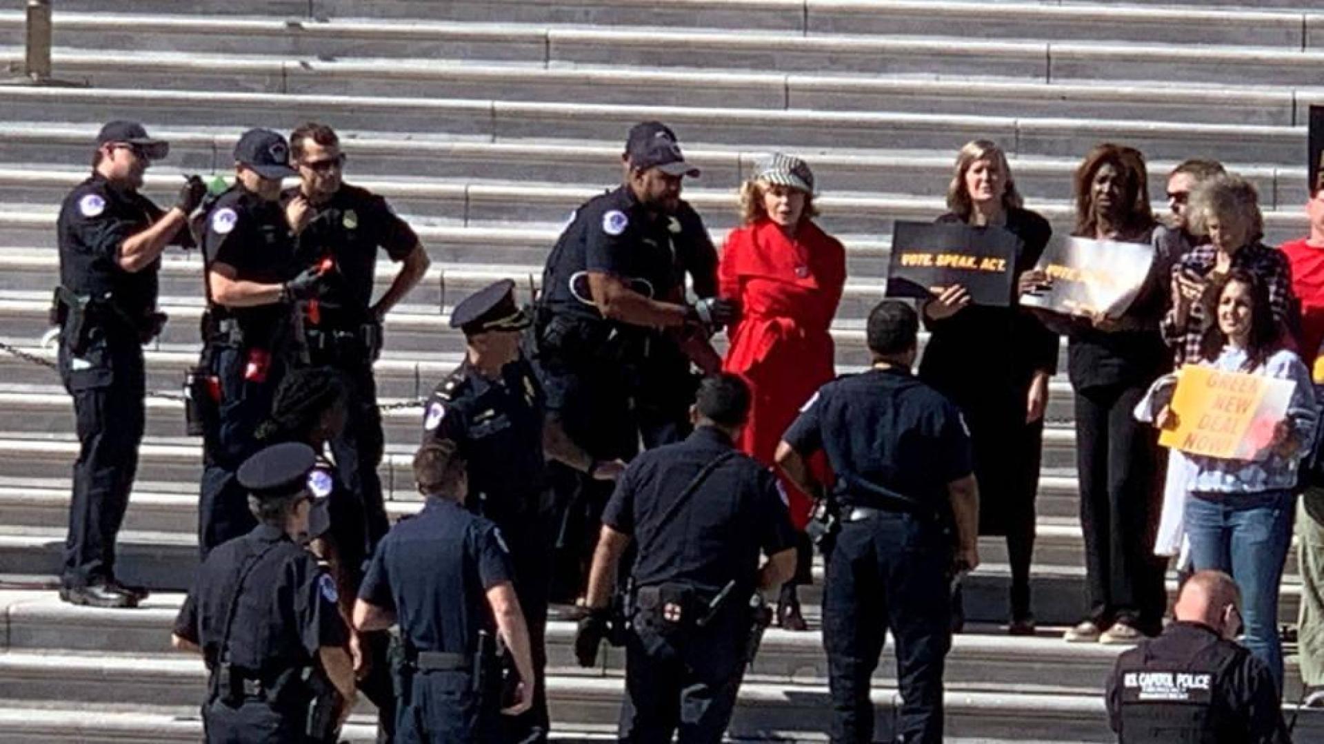 La actriz Jane Fonda fue detenida en las escalinatas del Congreso de Estados Unidos