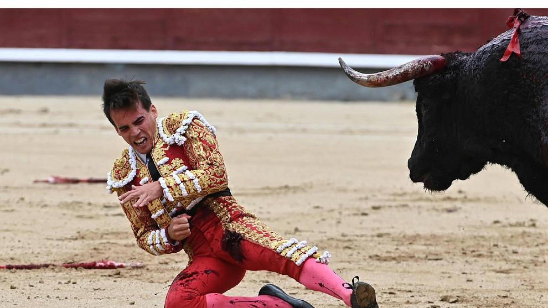 El diestro Gonzalo Caballero ha sido cogido en el tradicional festejo del Día de la Hispanidad en Madrid.