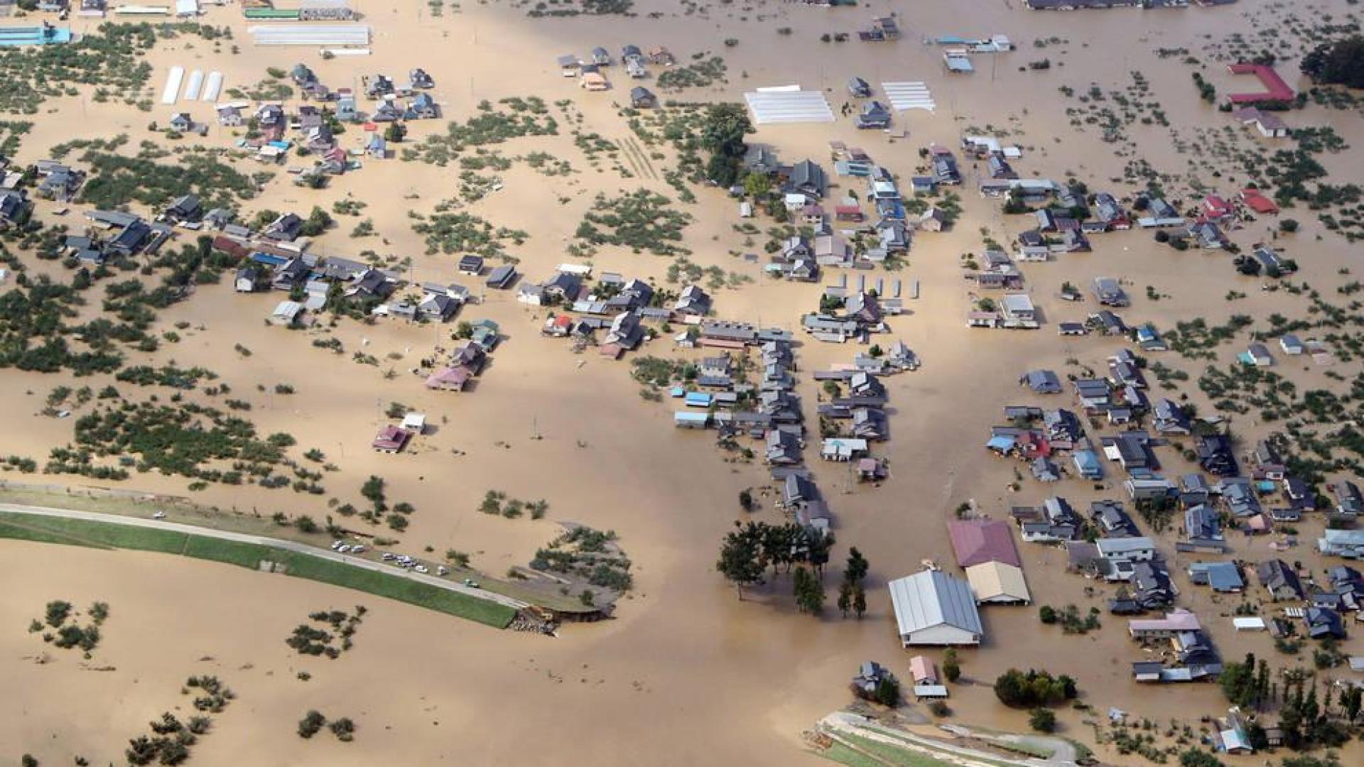 Foto aérea de una zona residencial inundada tras el paso del tifón Hagibis por Japón