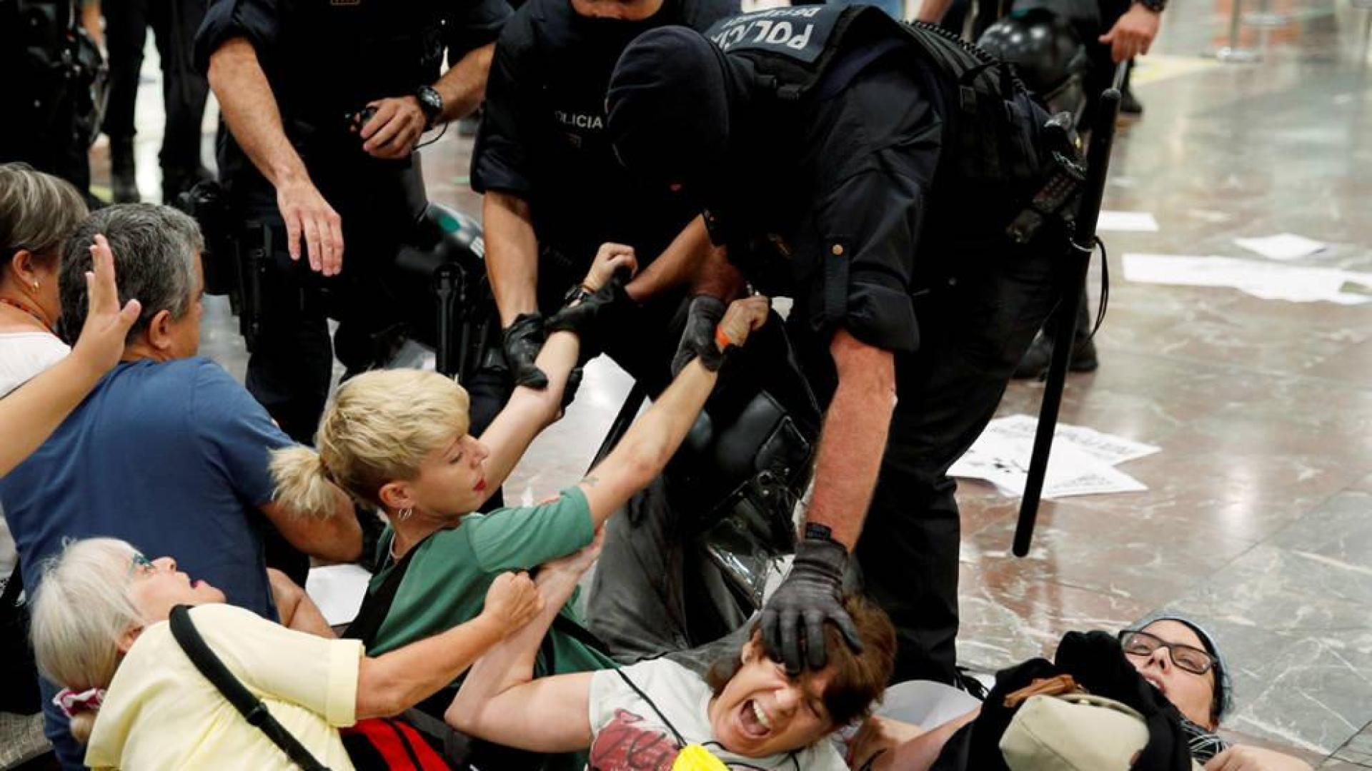 Los Mossos desalojan una protesta independentista en la estación de Sants