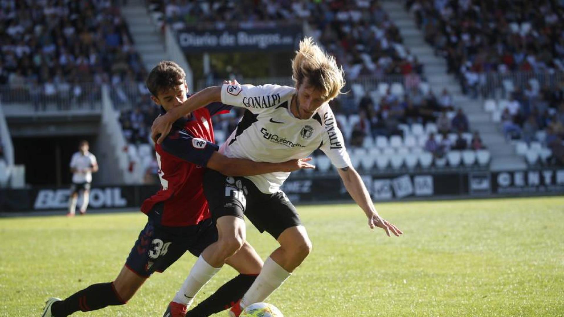 Gastón Martín, que fichó del Argentinos Juniors, se deshace de la presión del rojillo Aimar Oroz.