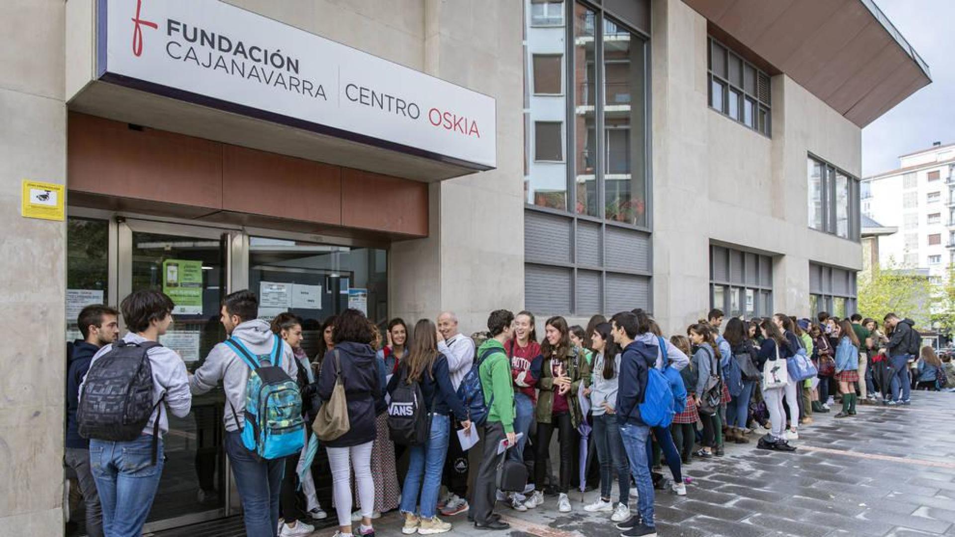 Colas para participar en la Cabalgata de Pamplona