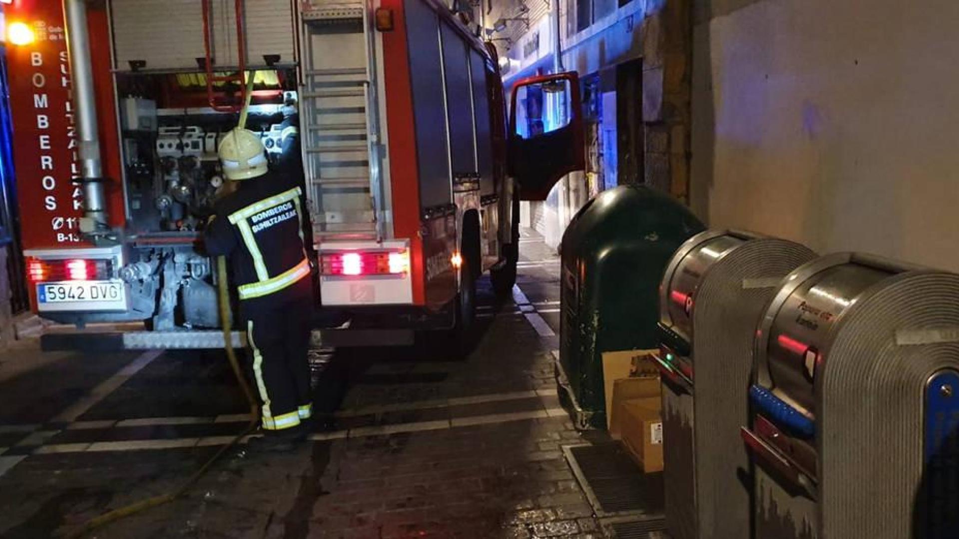 Efectivos de bomberos, tras apagar el incendio.
