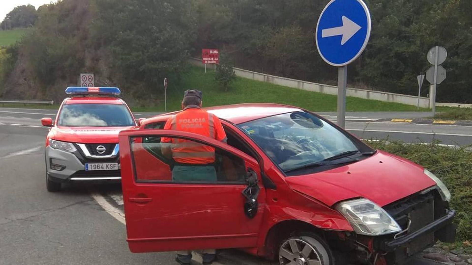 Detenida una conductora por circular con una rueda reventada por la N-121-A