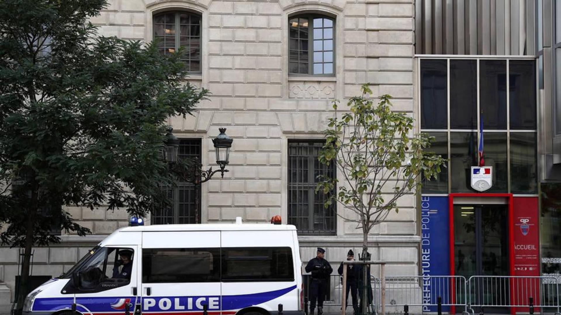 Un hombre ataca con un cuchillo a varios policías en París