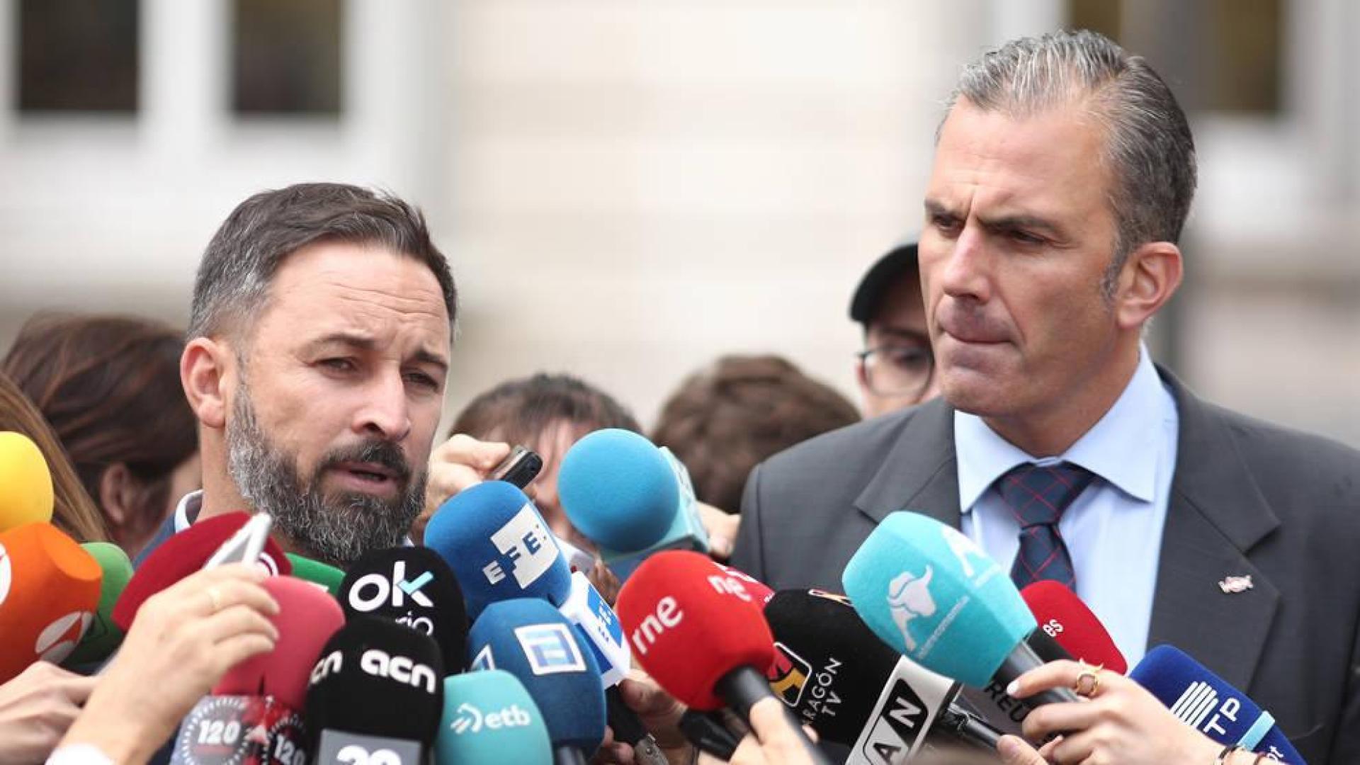 El presidente de VOX, Santiago Abascal y el secretario general de Vox, Javier Ortega Smith, en rueda de prensa tras conocerse la sentencia del Tribunal Supremo.