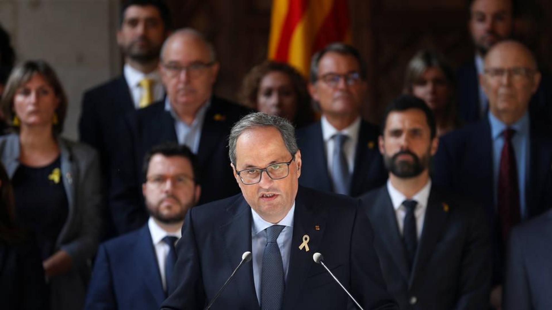 Quim Torra, secundado durante la declaración institucional por todos los miembros del Govern y por el presidente del Parlament, Roger Torrent.