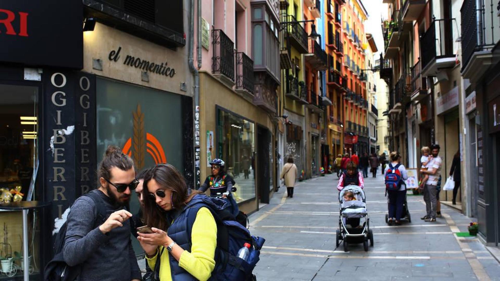 La calle Zapatería despojada de aceras y de calzada y convertida en una de las más comerciales del Casco Antiguo.