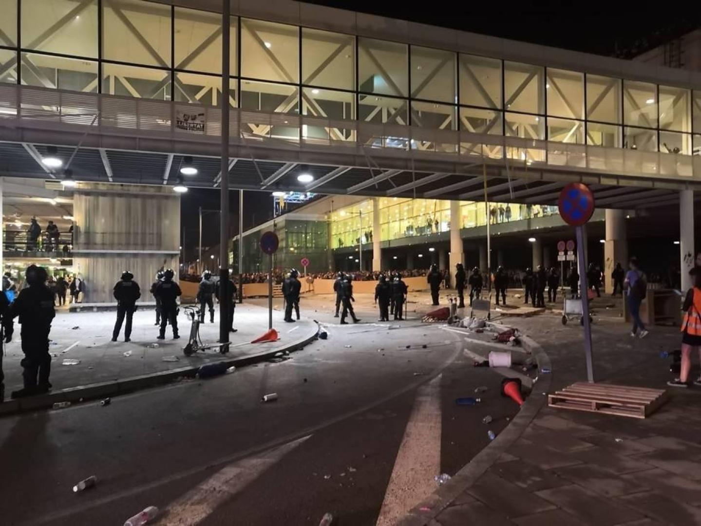 Desalojan a la mayoría de concentrados del Aeropuerto de Barcelona tras numerosos disturbios