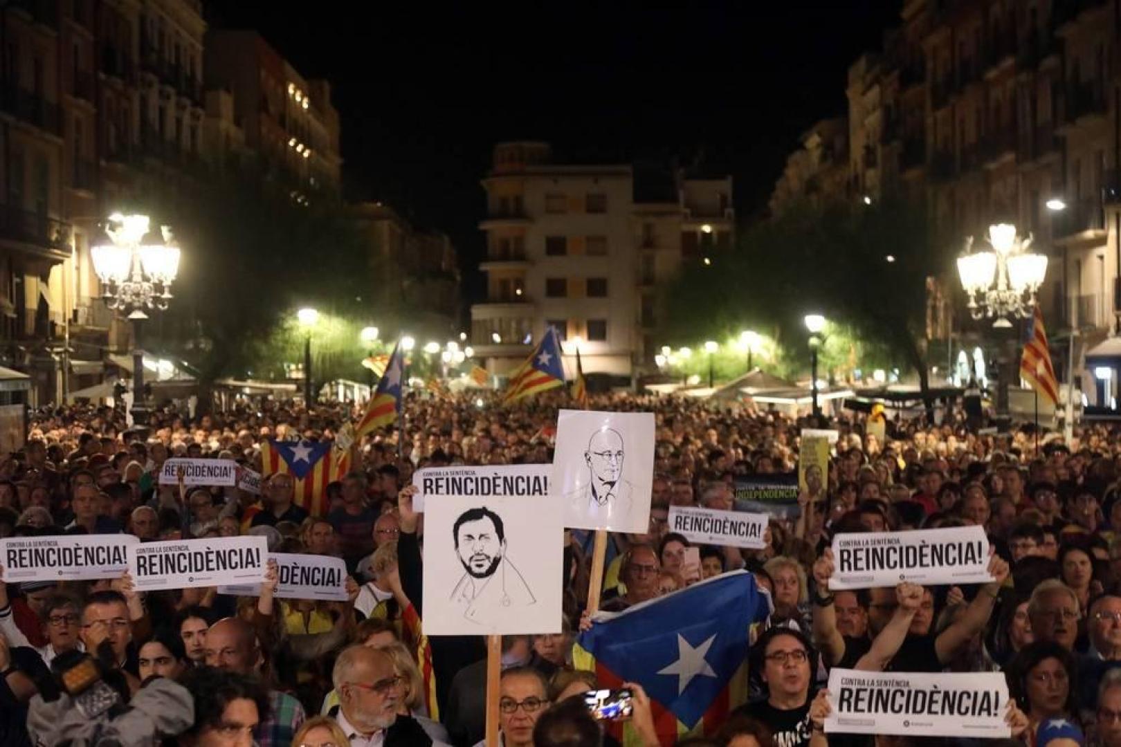Centenares de personas se concentran este lunes en la plaza de la Font, frente al Ayuntamiento de Tarragona.