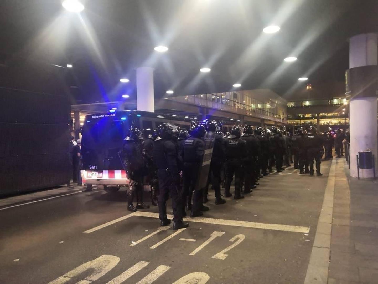Intervención policial ante las barricadas en El Prat.