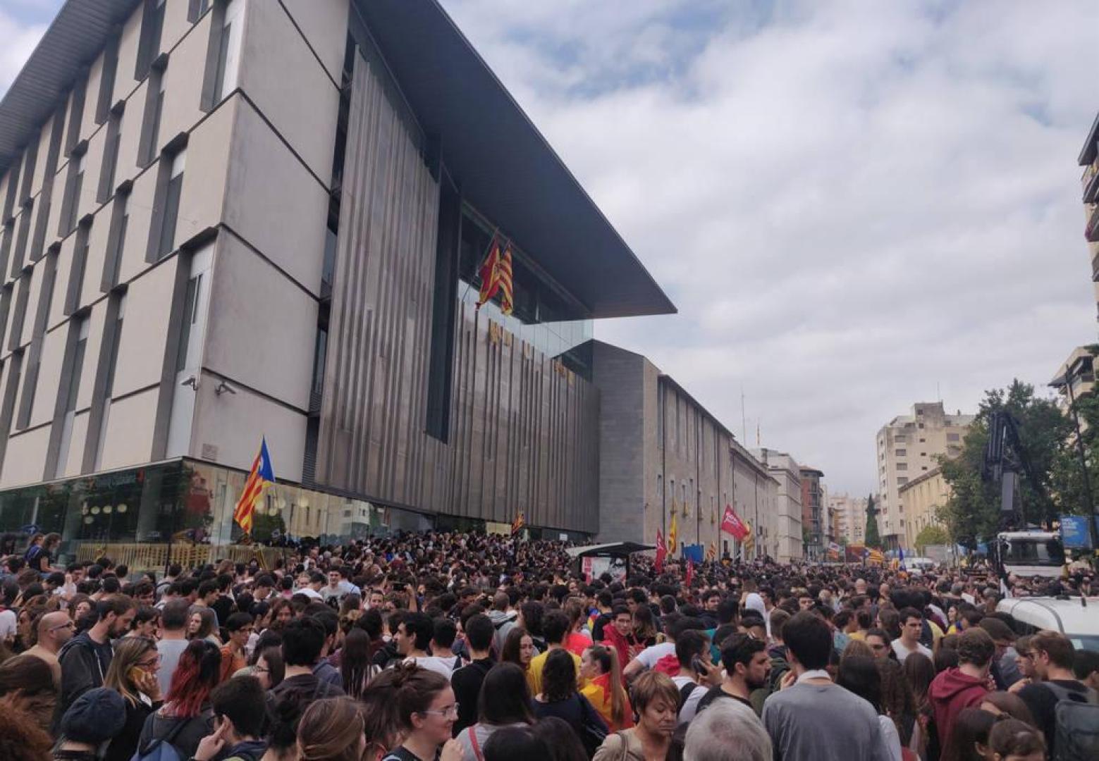 Unos 6.000 concentrados en Girona ante la Delegación de la Generalitat.