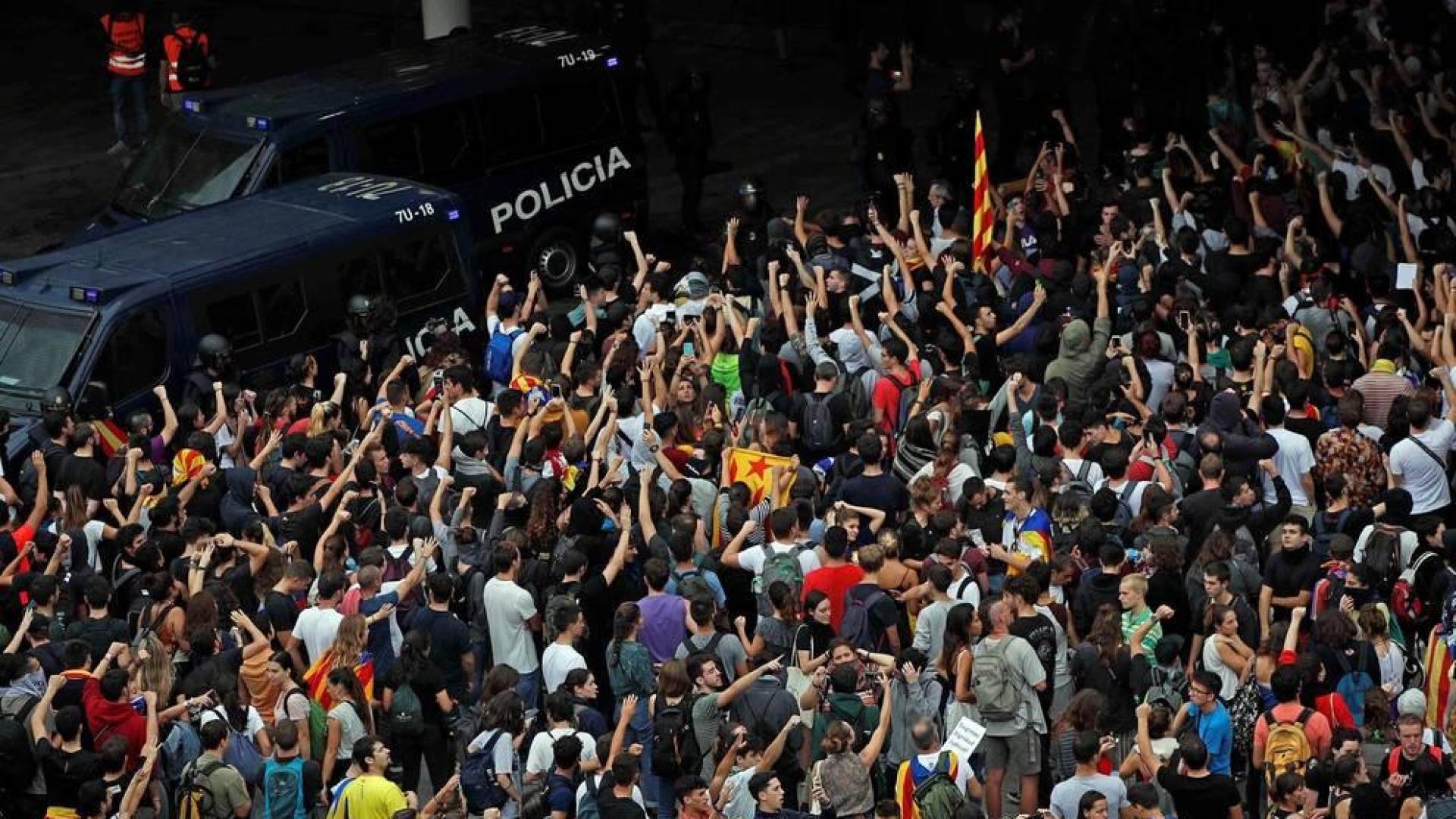 La movilización ha sido convocada por la plataforma Tsunami Democràtic, que ha repartido tarjetas de embarque falsas