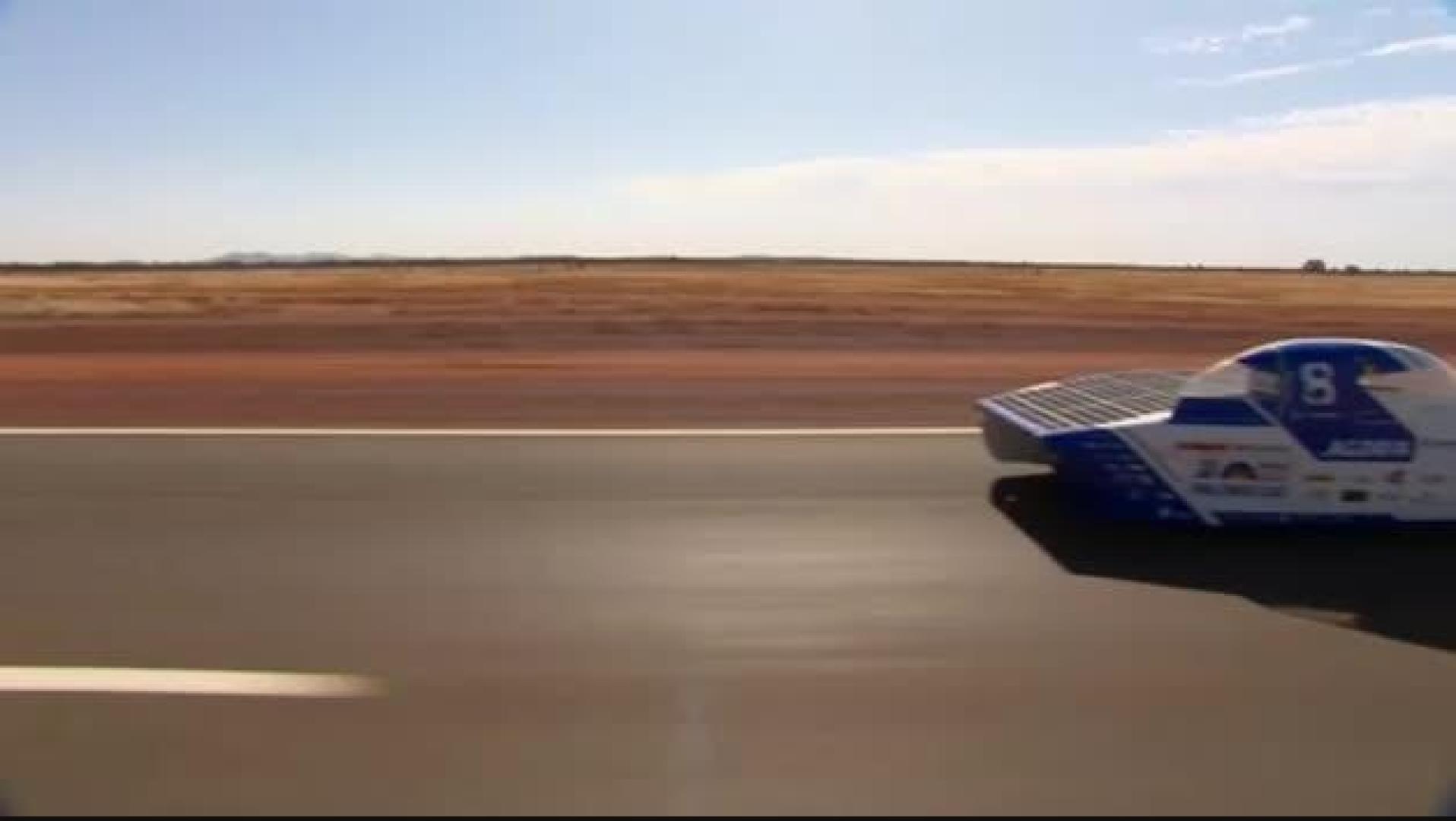 Los vehículos solares más espectaculares recorren el desierto australiano