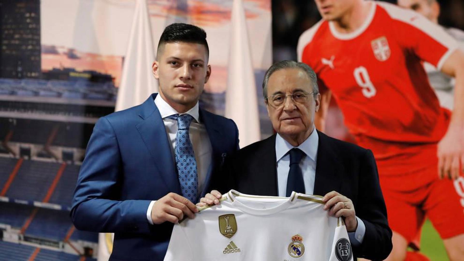 El delantero serbio Luka Jovic en su presentación como jugador del Real Madrid, junto al presidente Florentino Pérez