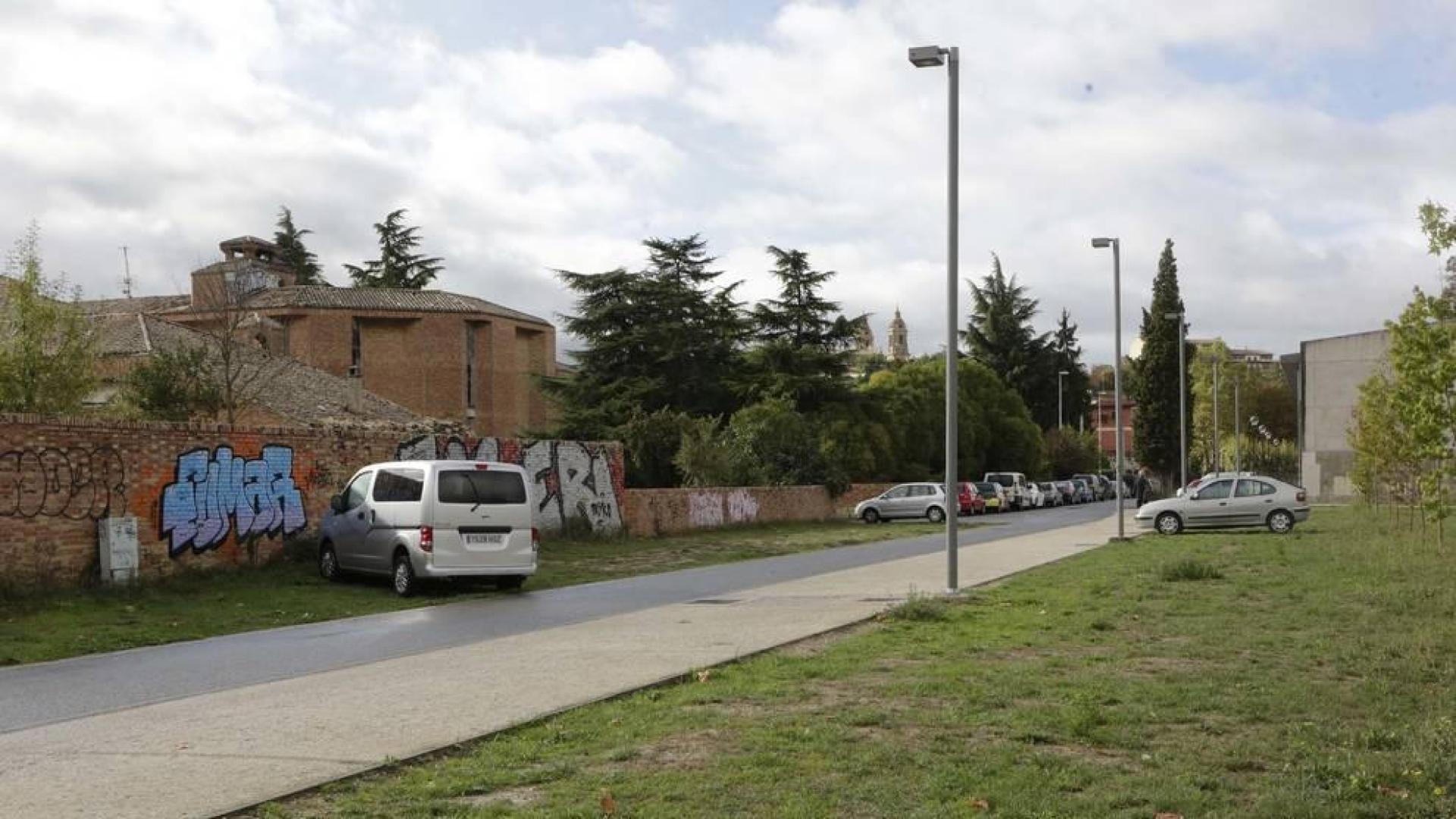 La trasera del convento de las Agustinas, en Aranzadi, un aparcamiento irregular