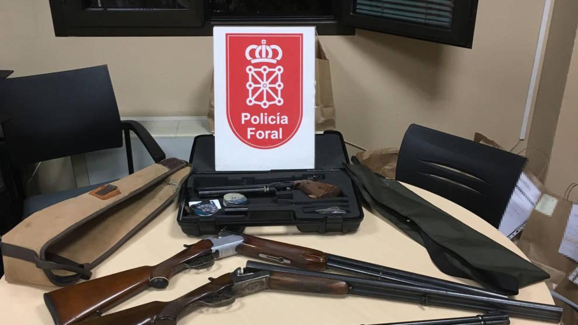 Detenido con armas de fuego robadas y 21 plantas de marihuana en su vivienda