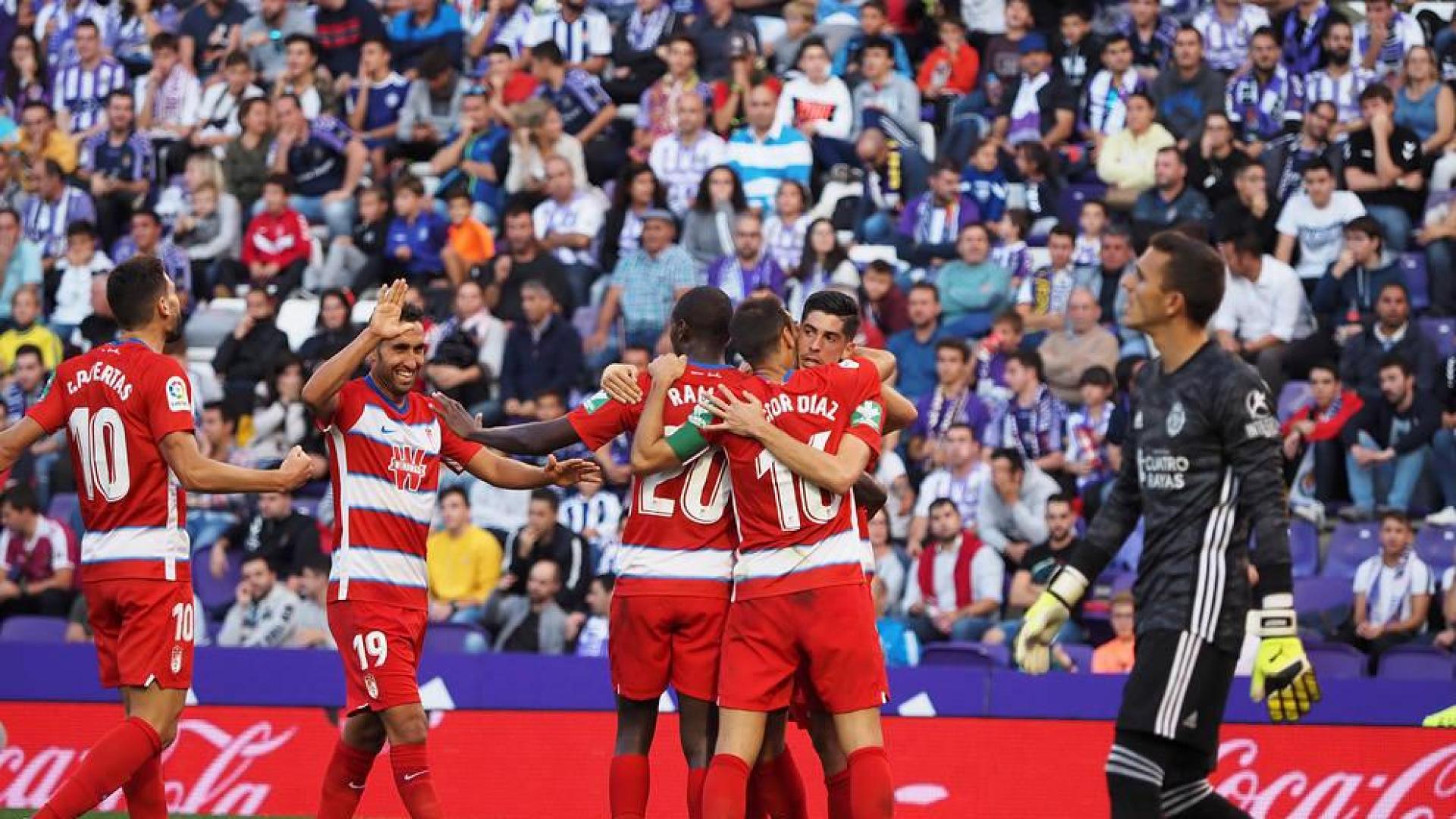 Un gol de Carlos Fernández permite al Granada seguir en lo alto de la clasificación