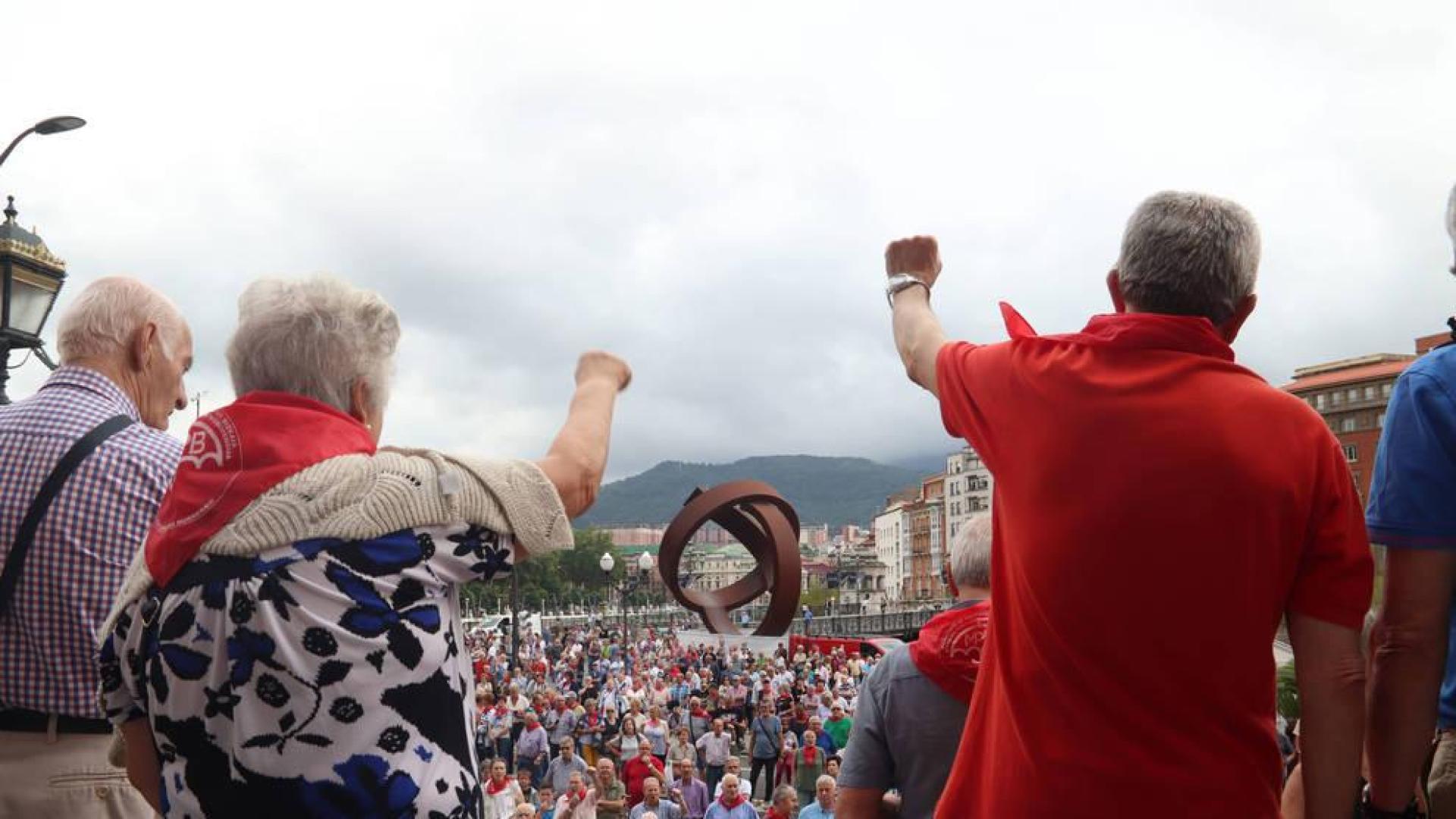 Un grupo de jubilados se manifiesta en Bilbao por unas pensiones dignas.