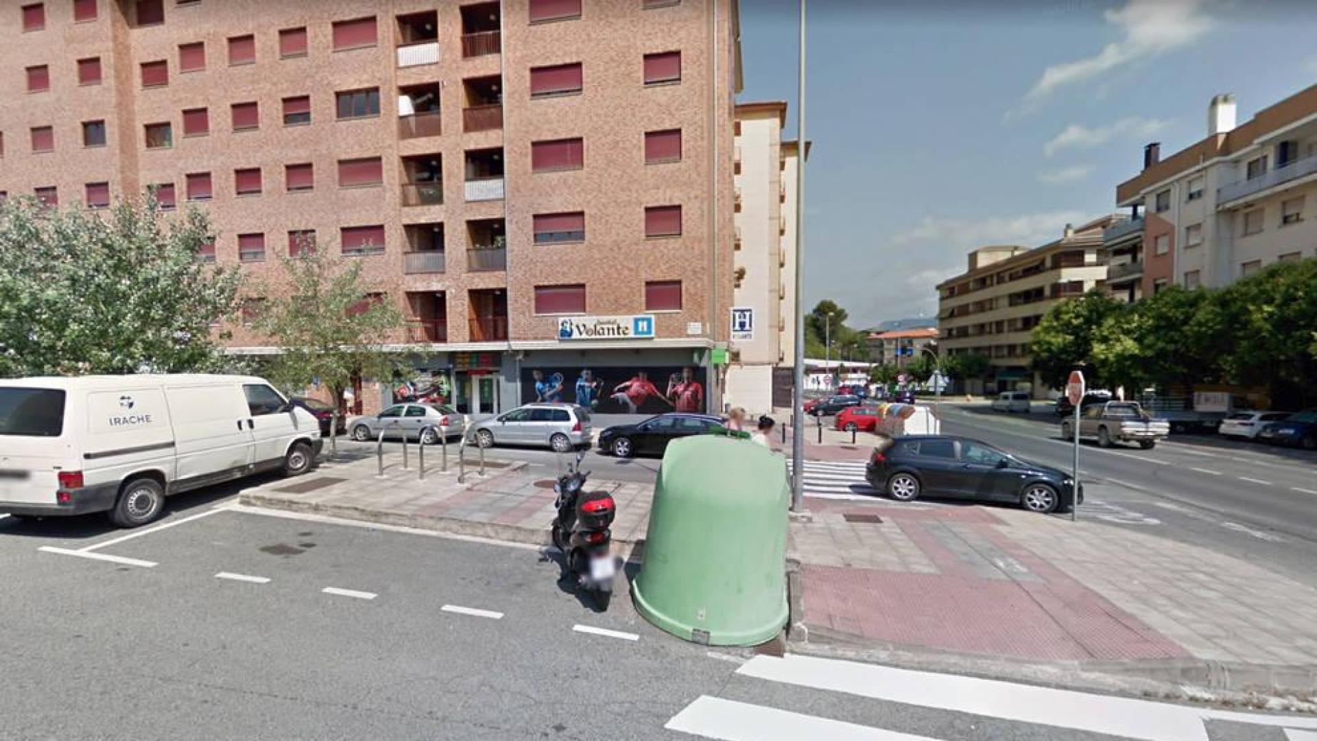 El local se encuentra en la esquina entre la calle Mercatondoa y la travesía Mercatondoa.