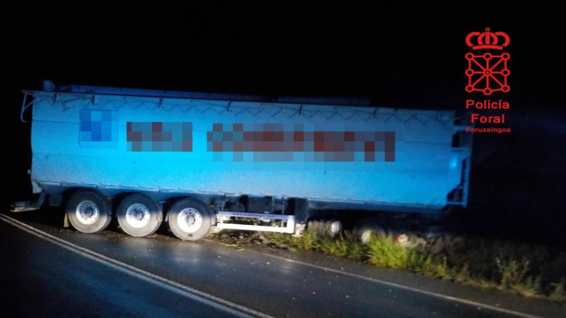 Herido leve tras salirse de la vía con su camión en Valtierra