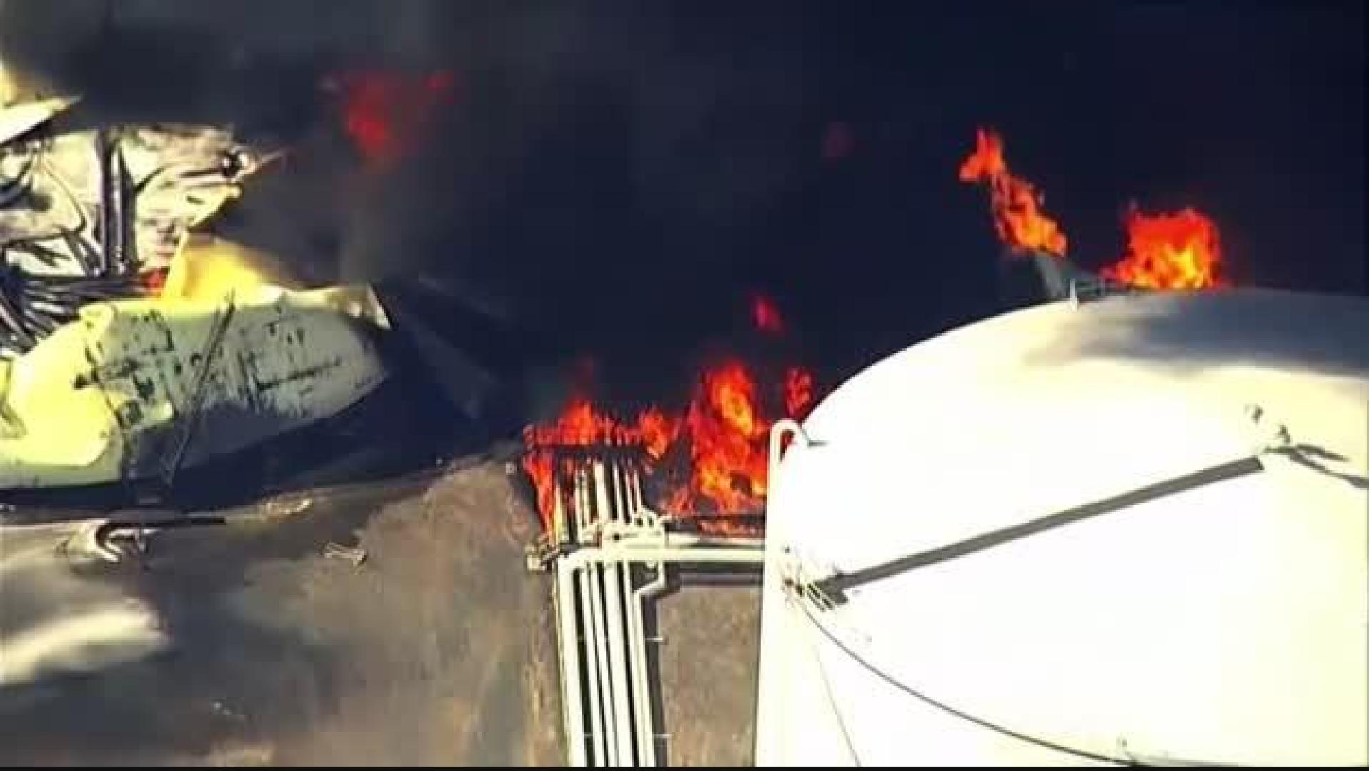 Impresionante incendio en una refinería en California
