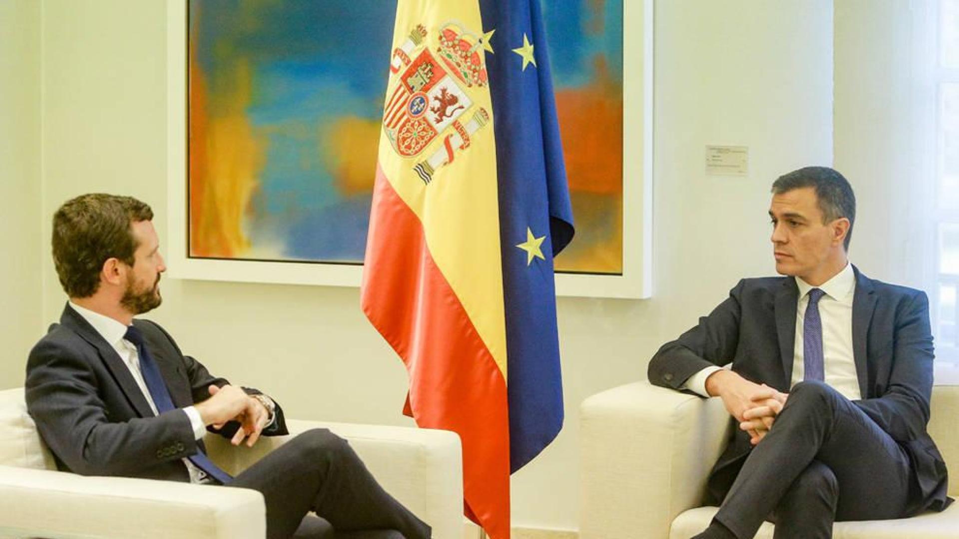Casado pide a Sánchez que envie un requerimiento a Torra para que cumpla la ley