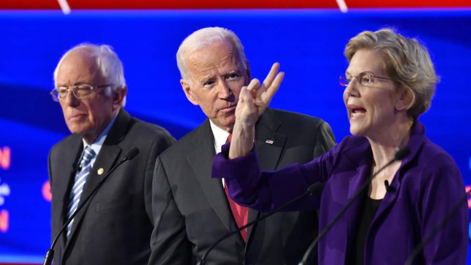 Bernie Sanders, Joe Biden y la senadora Elizabeth Warren, durante el debate.