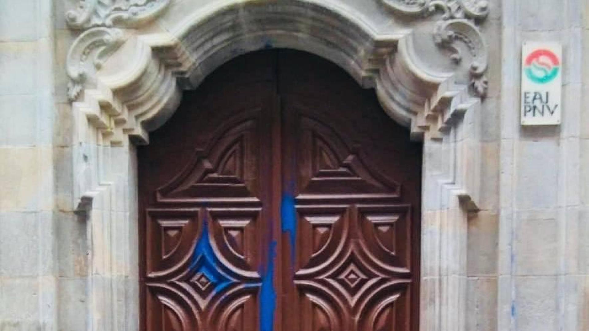 El PNV denuncia un ataque con pintura en su sede de Pamplona