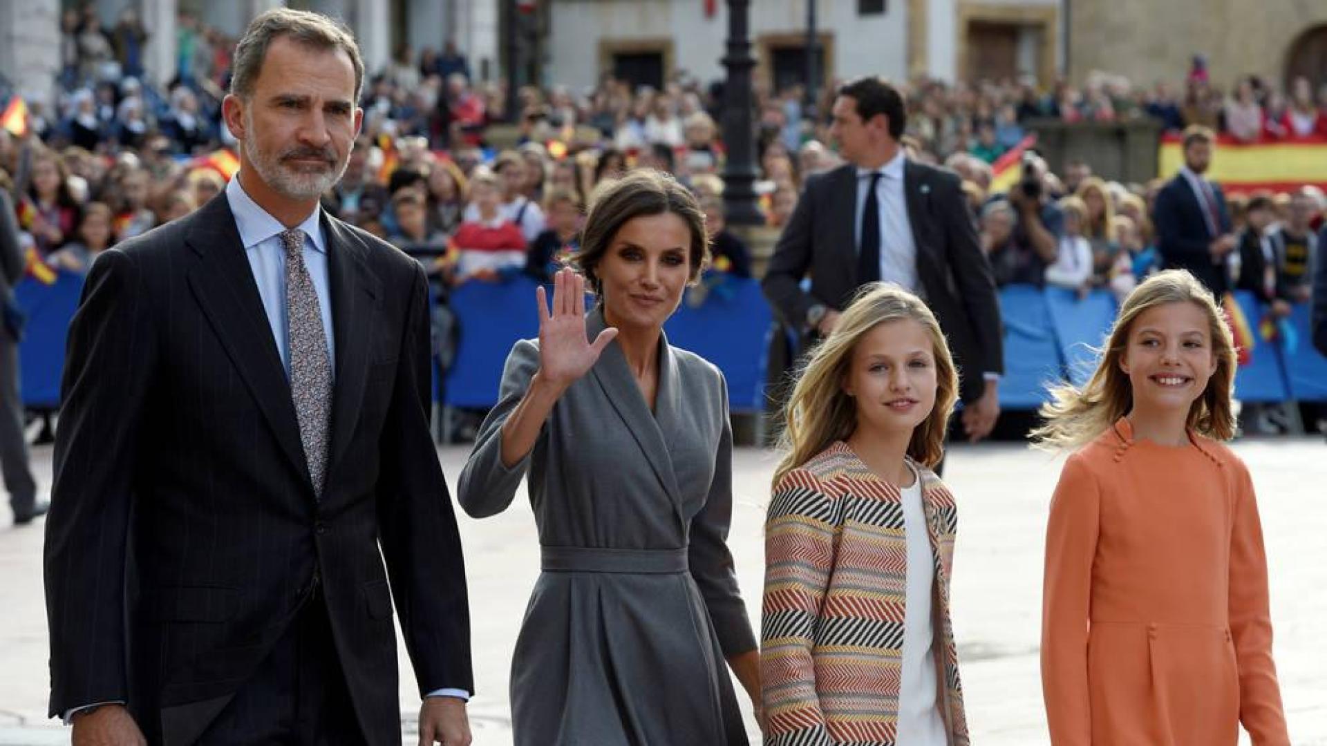 Cientos de personas y el son de las gaitas reciben a la princesa en Oviedo