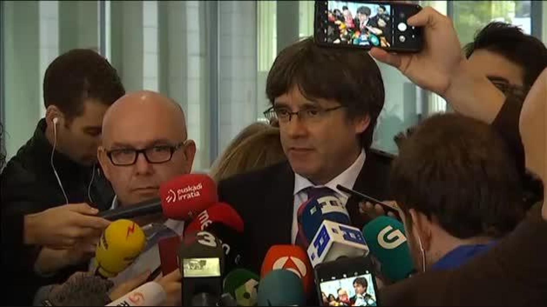 Puigdemont sale en libertad sin fianza tras declarar ante la Fiscalía en Bruselas