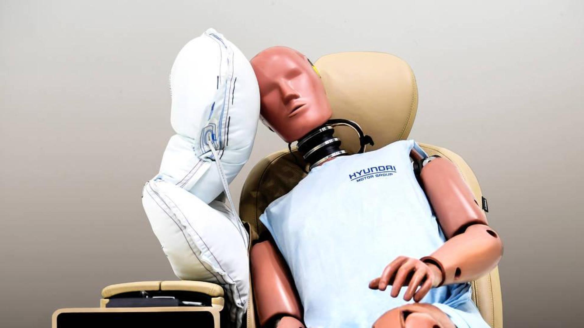 El airbag central se instala dentro del asiento del conductor y se desplegará una vez que se detecte el impacto. Reducirá las lesiones en la cabeza de los pasajeros de los asientos delanteros.