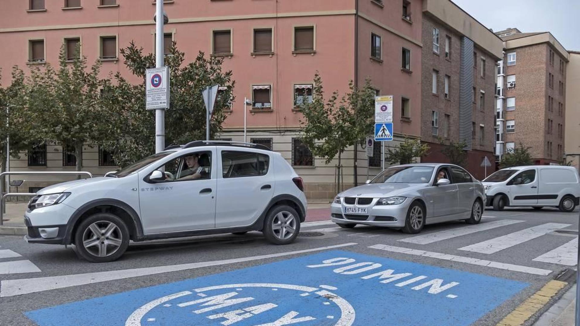 Vehículos dejan la zona regulada y se incorporan a la travesía desde la calle Gustavo de Maeztu.