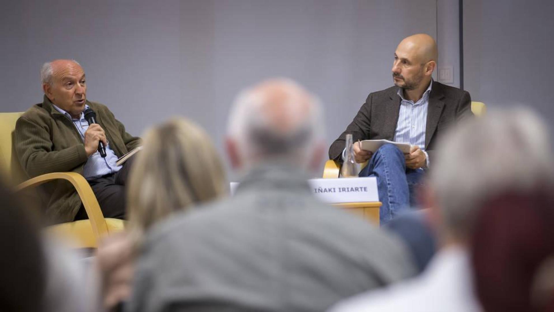 Iñaki Iriarte estuvo acompañado en la presentación de ayer por Jesús María Osés.