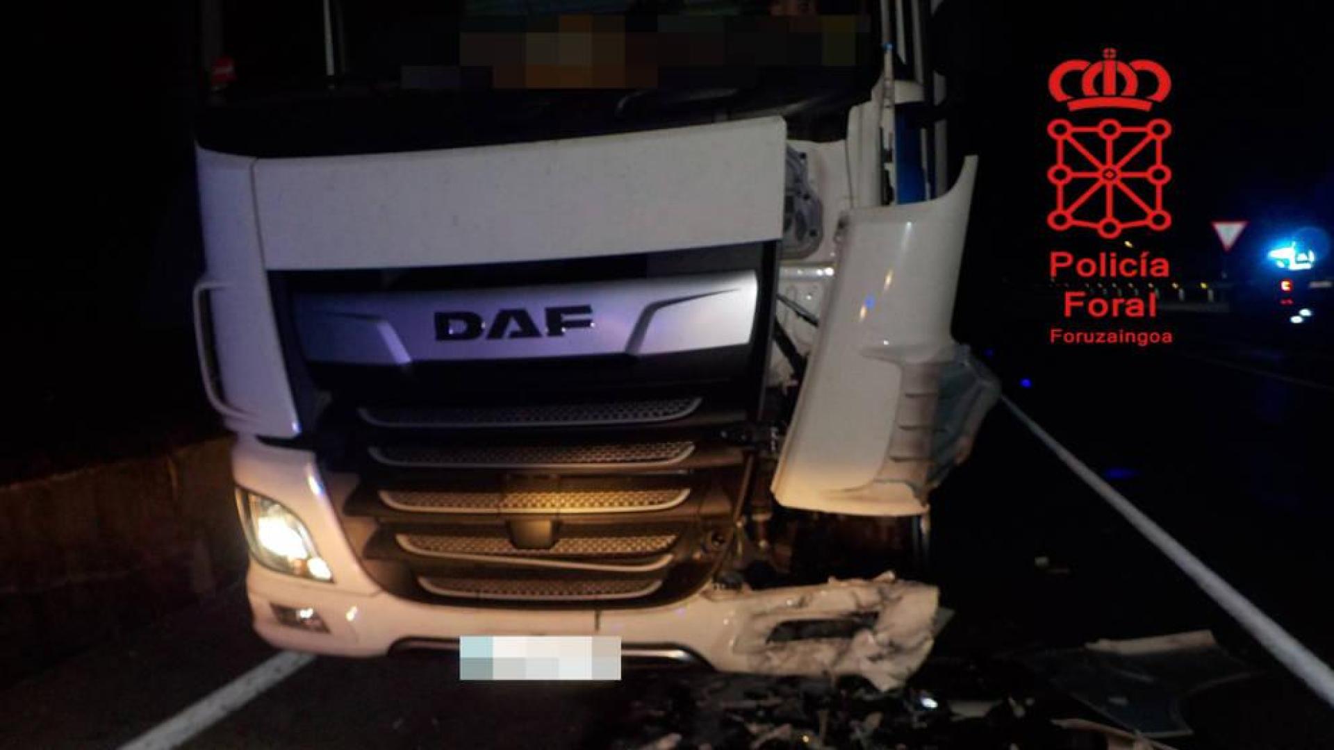 Herida leve tras chocar contra un camión en la N-121-A en Anue