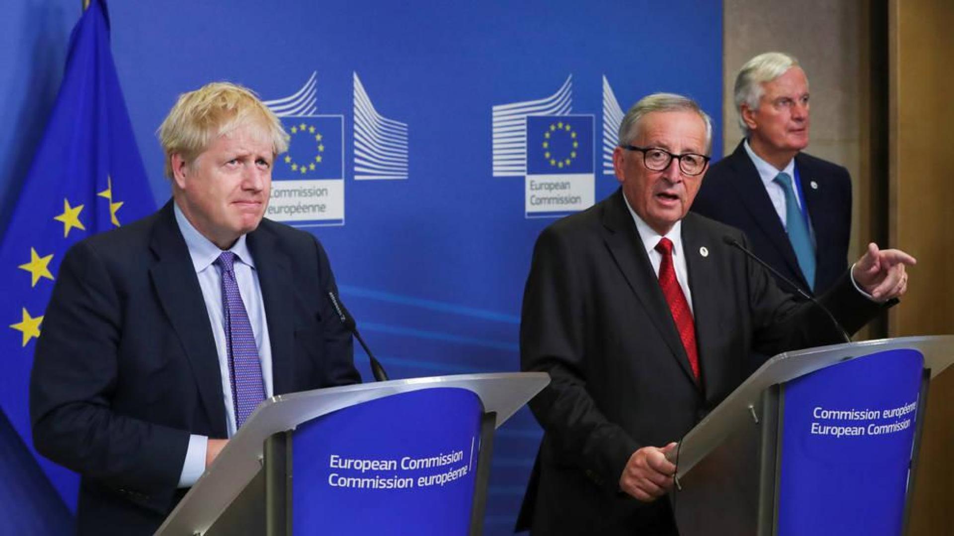 El presidente de la Comisión Europea, Jean-Claude Juncker y el primer ministro británico Boris Johnson en su encuentro después de acordar el acuerdo del brexit, en la cumbre de los líderes de la Unión Europea en Bruselas el pasado jueves.