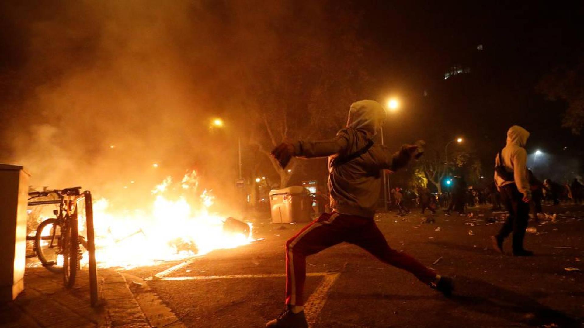 Un manifestante corre frente al fuego durante los disturbios en la Plaza de Urquinaona, en Barcelona a 18 de octubre de 2019.