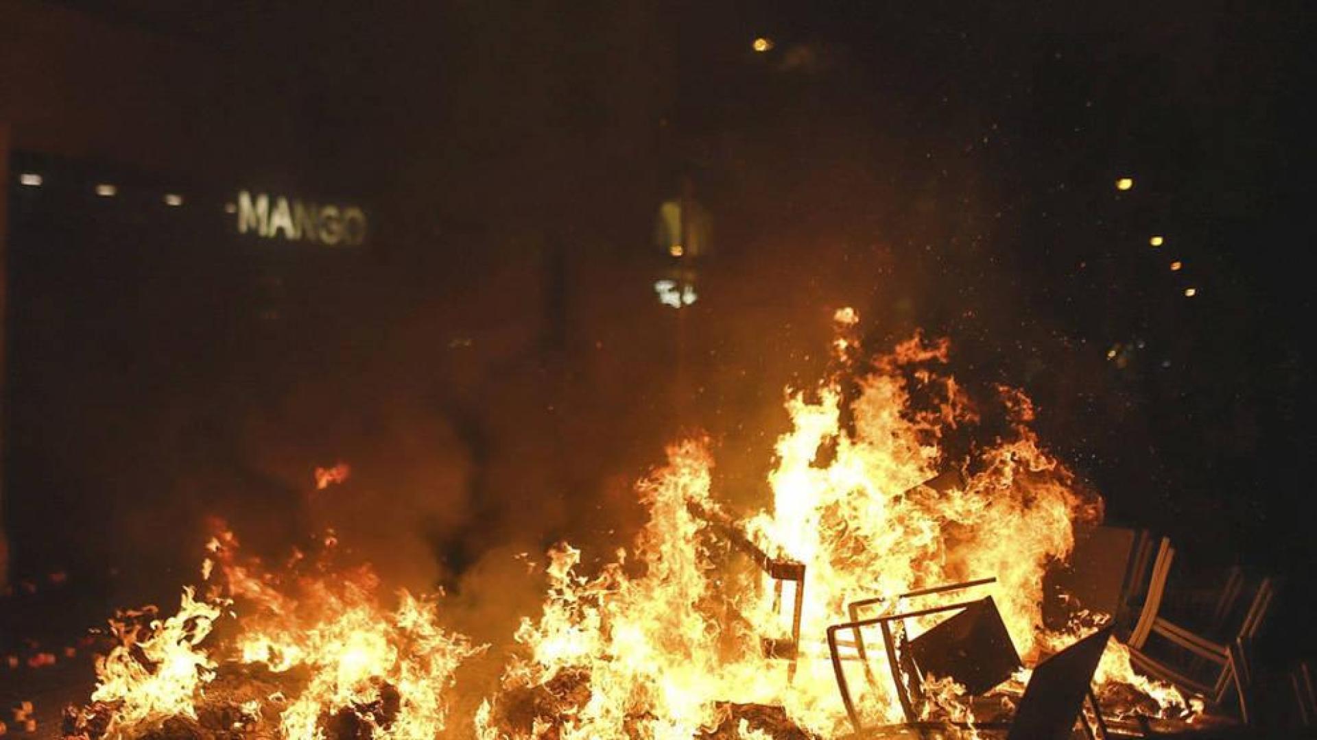 Detenidas 19 personas y 5 mossos heridos en otra noche de altercados en Barcelona