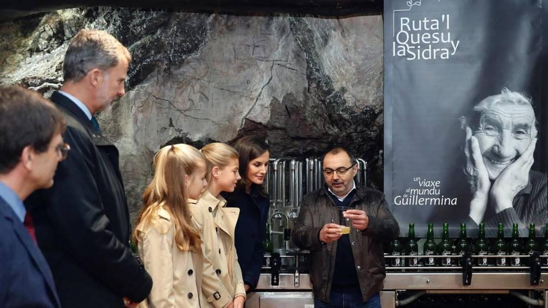 El rey Felipe VI, la infanta Sofía, la princesa Leonor y la reina Letizia pasean durante su visita al Pueblo Ejemplar de la Fundación Princesa de Asturias, Asiegu, en Asiegu (Asturias).