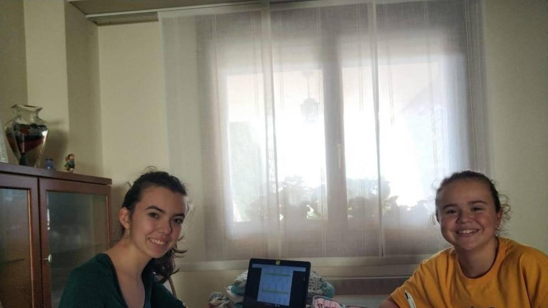 Helena Arellano (izda), de 17 años y alumna de 2º de Bachiller; y su hermana Marta, de 12 y en 1º de la ESO, estudian en el Sagrado Corazón.