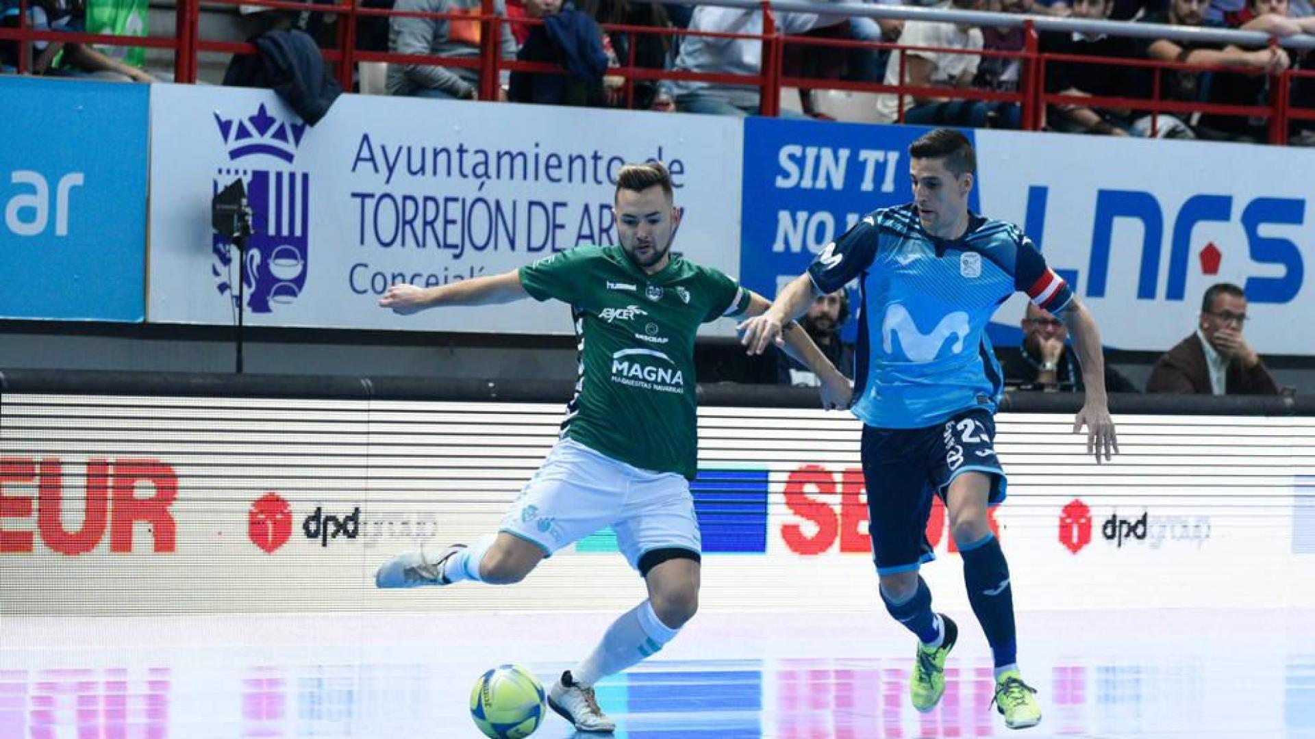 Dani Saldise se dispone a golpear el balón ante la oposición del capitán del Inter Movistar Carlos Ortiz.